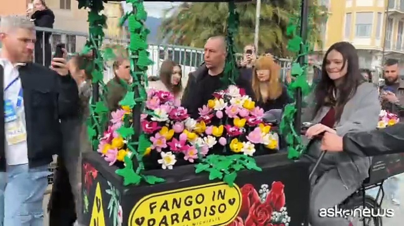 Francesca Michielin a Sanremo regala ai fan fiori Lego