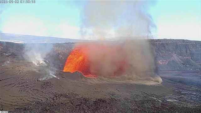 Hawaii's Kilauea volcano erupts in lava fountain
