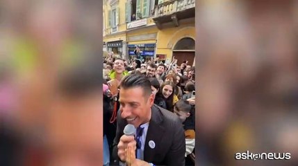 Francesco Gabbani canta lungo il corso a Sanremo e fa il bagno di folla