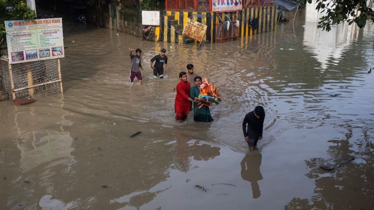 दिल्ली में अभी भी मंडरा रहा बाढ़ का खतरा, इन इल...