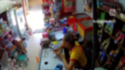 Mãe discute com funcionária de mercado após filho comprar sem permissão