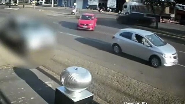 Câmera flagra acidente no PR; imagens são impressionantes