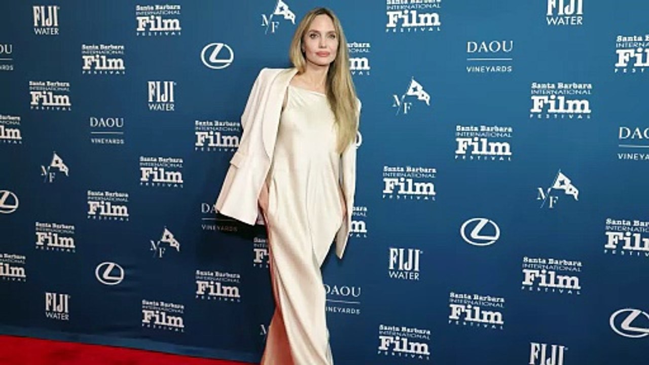 Angelina Jolie, dea del quiet luxury: una visione in seta Made in Italy