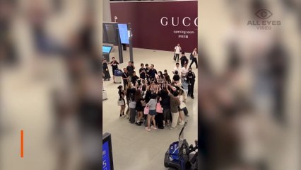Fans mob martial arts star Quinan Lin at Shanghai airport