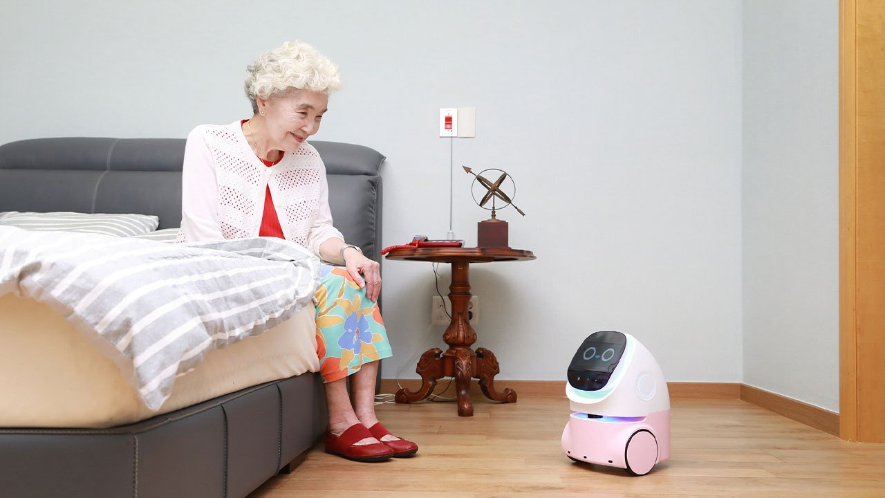 [기업] 삼성물산, 소가구 노인 돌봄 AI 로봇 서비스 실증 개시 / YTN
