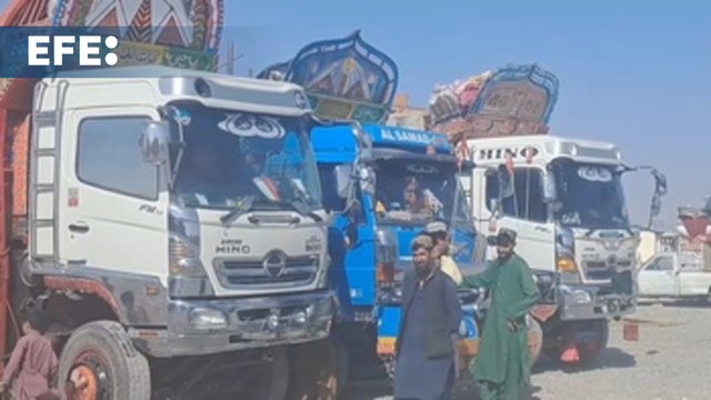 Cientos de refugiados afganos que regresan desde Pakistán esperan en un campamento de Kandahar