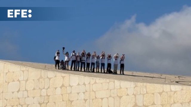 Protesta en el techo de una biblioteca en Jerusalén para pedir el retorno de los rehenes