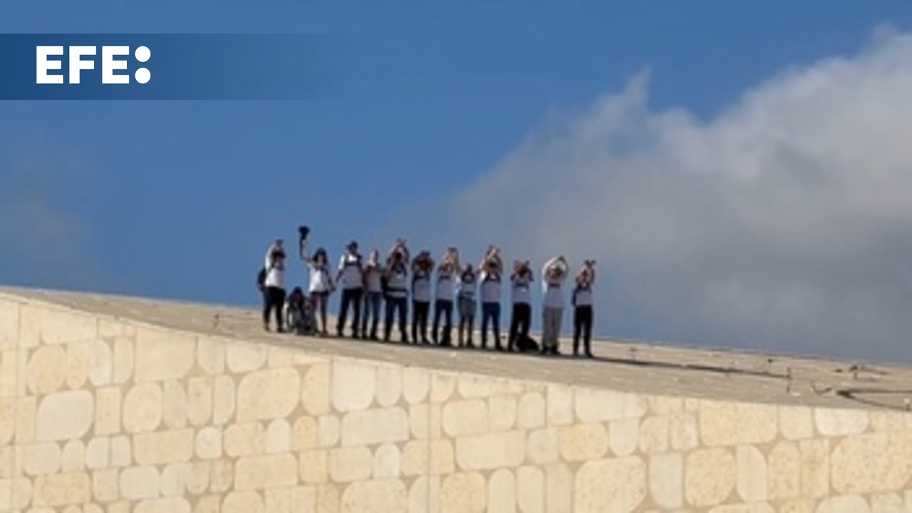 Protesta en el techo de una biblioteca en Jerusalén para pedir el retorno de los rehenes