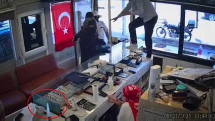Kuyumcu, silahlı soyguncuları bıçak çekerek uzaklaştırdı