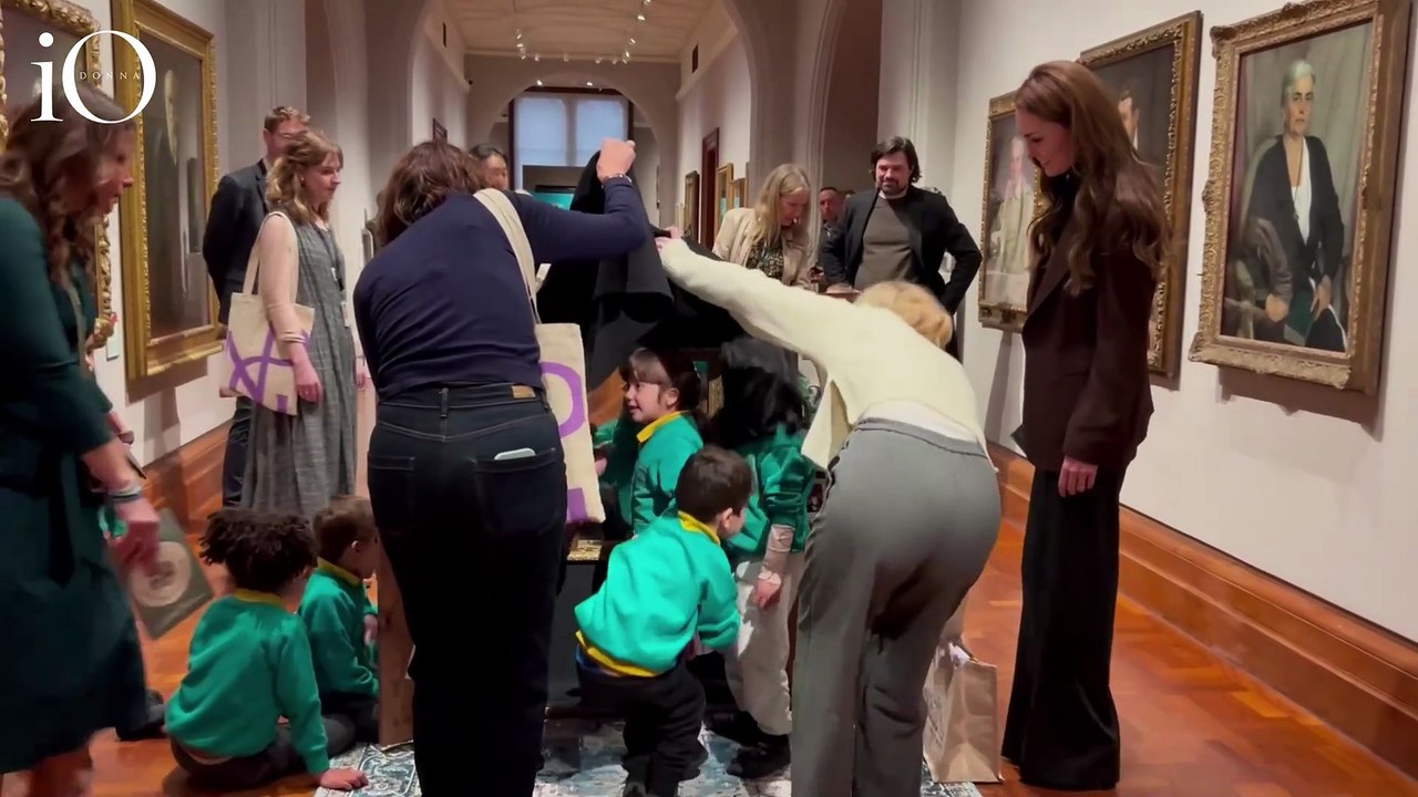 Il blazer color moka, un sorriso smagliante: Kate Middleton va al museo con lo scuolabus