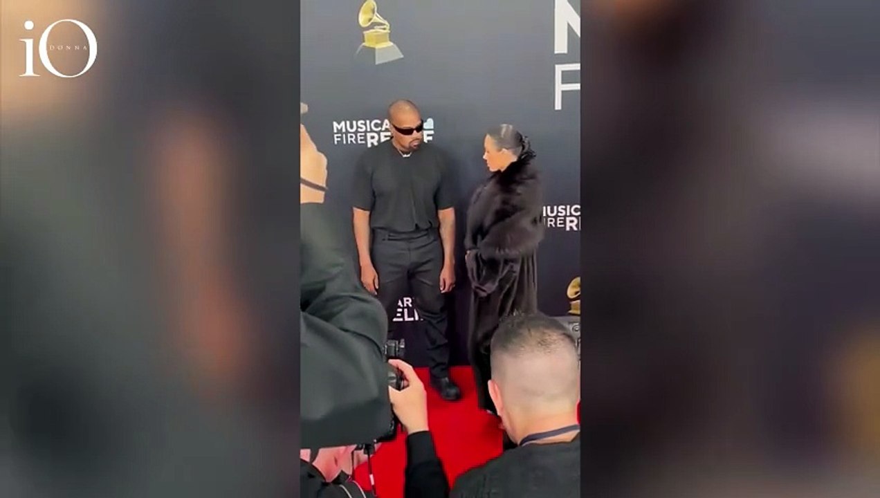 Bianca Censori, nude look estremo ai Grammy 2025 con Kanye West - Video