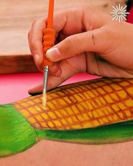 When legs become the artist's muse 🎨👩‍🎨