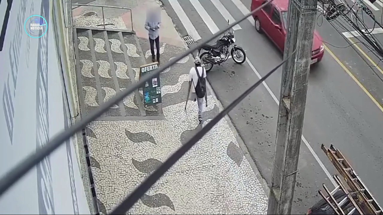 Homem de muletas é atropelado na calçada