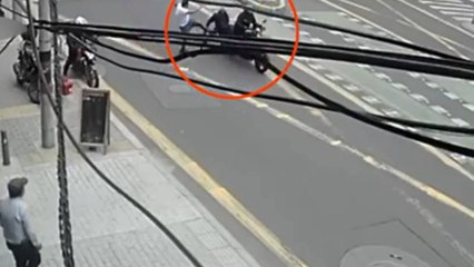 VIDEO | Vecinos golpearon a ladrón que le robó más de $80 millones a comerciante en Bogotá