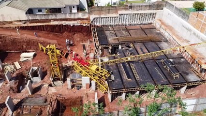 Imagens aéreas mostram guindaste que despencou e deixou trabalhador ferido no Centro de Cascavel