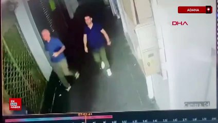 Adana'da 2 erkek bir kadını sıkıştırıp darbetti