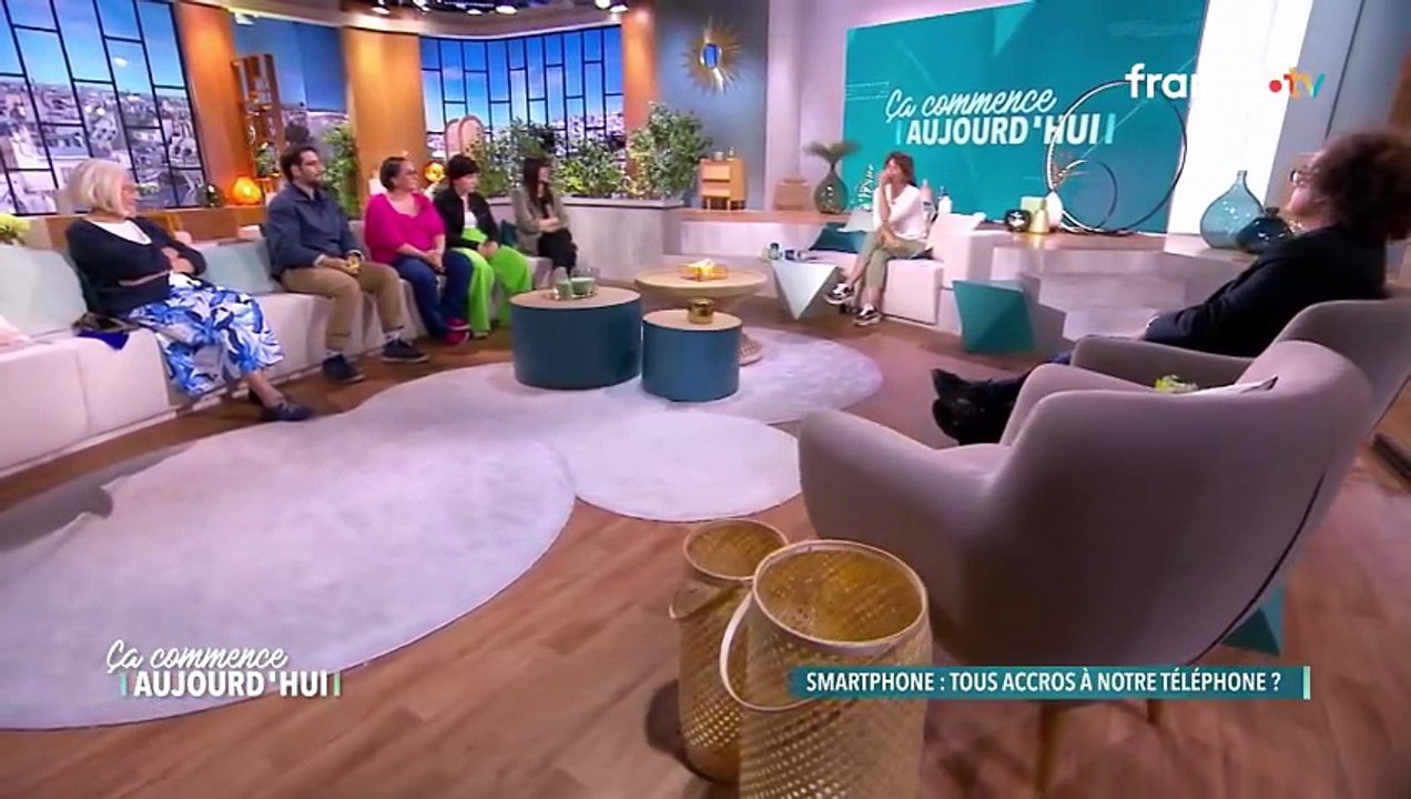 Faustine Bollaert évoque ses enfants et les smartphones dans son émission "Ca commence aujourd'hui sur France 2.