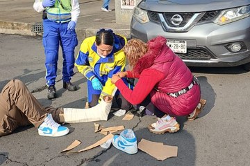 Camioneta arrolla a motociclista en la colonia Morelos