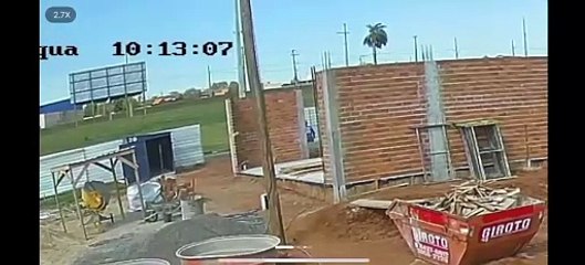 Vídeo flagra carro “voando” durante perseguição policial em Umuarama