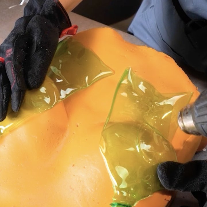 Elle a fabriqué un soutien-gorge avec des bouteilles en plastique ! Totalement inattendu.