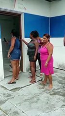 Homem é encurralado por vítimas de suposto golpe financeiro e acaba preso