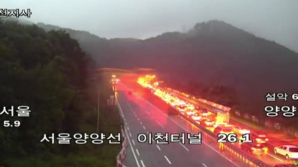 고속도로 달리던 화물차 빗길에 미끄러져...일부 정체 / YTN