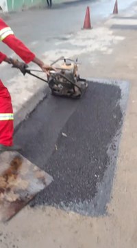 Serviço de tapa-buraco na Rua Joaquim Ferreira, no bairro Jardim das Margaridas, em Salvador. A ação foi realizada nesta quarta-feira, 3 de setembro, graças a Tony, liderança no bairro, Hebert, comerciante no bairro, e o deputado estadual Penalva.