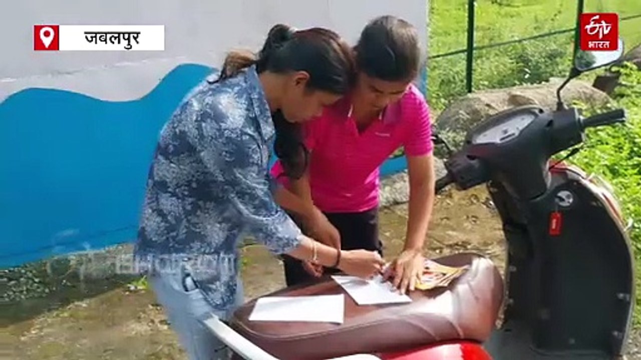 भाई को खोजने जबलपुर की बहनों ने खुद लगा दिए 3 हजार पोस्टर, तलाश में रोज भटक रहीं दर-दर