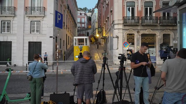 Residente de Lisboa entre lágrimas en el devastador lugar del accidente de tren