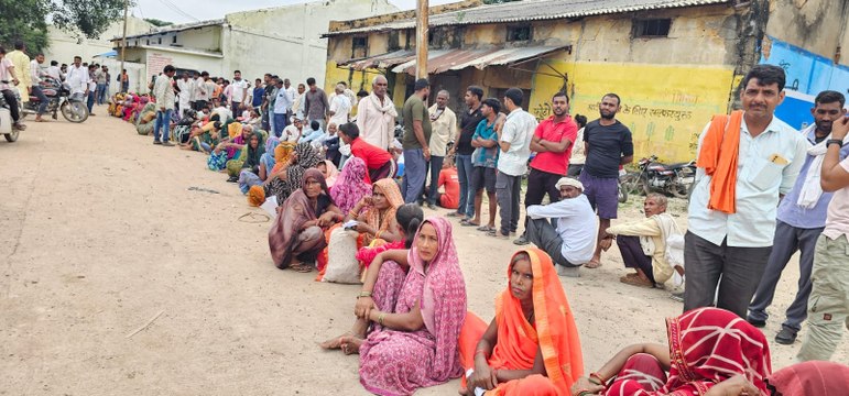 मुरैना में प्राइवेट दुकानों पर ब्लैक में बिक रहा खाद, सरकारी केन्द्रों पर लंबी लाइन