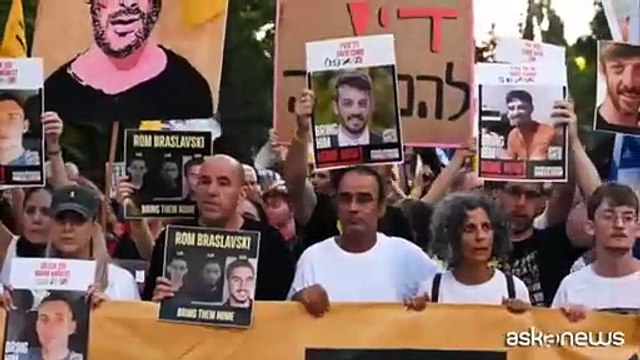 Israele, in migliaia sotto casa di Netanyahu: chiedono fine della guerra e liberazione degli ostaggi