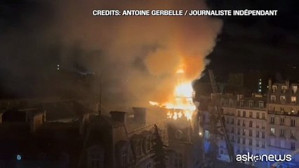 Incendi, brucia Parigi. Grave nella notte, fiamme ora sotto controllo