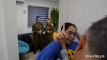 Le 4 soldatesse israeliane liberate riabbracciano le loro famiglie