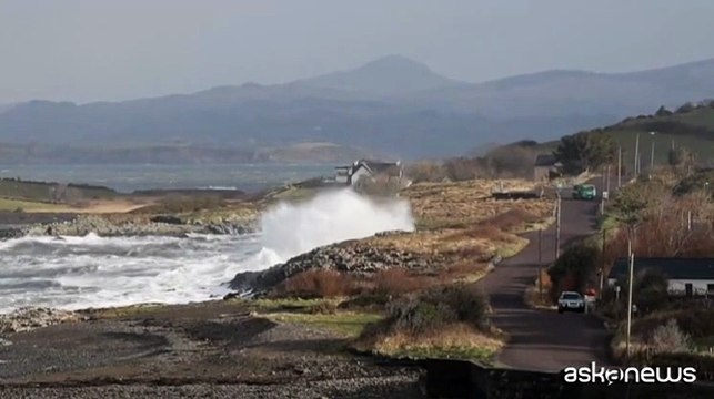 Venti record e onde giganti: la tempesta Eowyn spazza Regno Unito e Irlanda