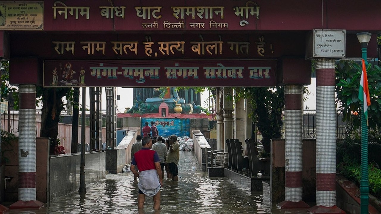Delhi: यमुना का जलस्तर खतरे से ऊपर, श्मशान घाट डूबे