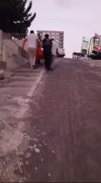 Şanlıurfa’nın Karaköprü ilçesi Doğukent Mahallesi’nde yaşanan olay, vatandaşların tepkisine yol açtı. 1194. Sokak’ta uzun süredir bozulan parke taşları nedeniyle ambulans binanın önüne kadar giremedi.