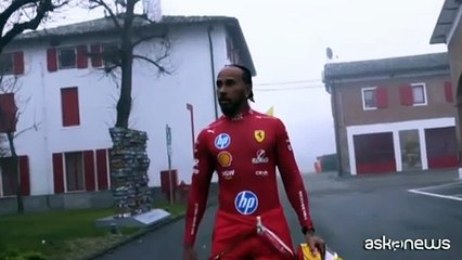 Lewis Hamilton veste per la prima volta il rosso Ferrari: accoppiata perfetta