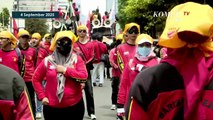 Boneka Replika Tikus Berdasi Muncul saat Aksi Demo Buruh di Thamrin, Jakarta