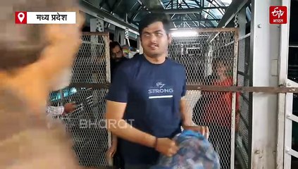 सागर में सैकड़ों मुसाफिरों की जान खतरे में, खुरई में पटरी पार कर प्लेटफॉर्म पर पहुंच रहे यात्री