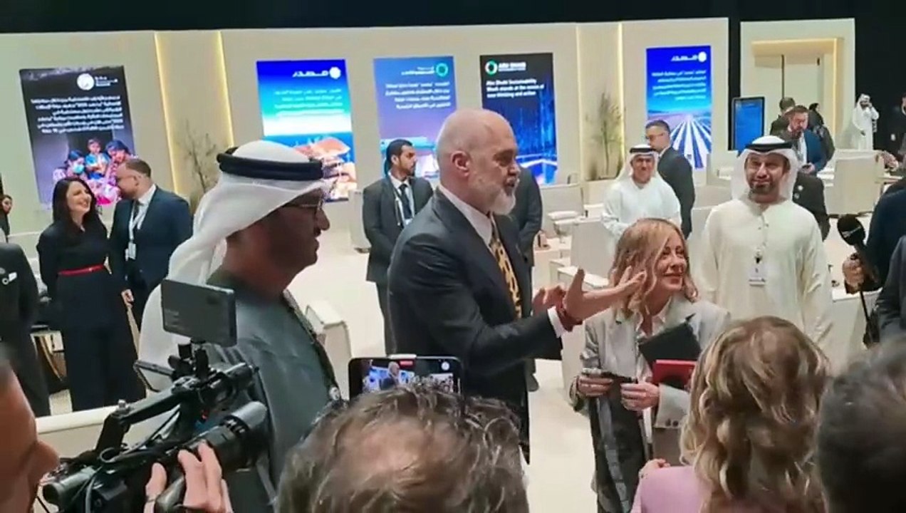Giorgia Meloni compie gli anni: Edi Rama si inginocchia e le regala un foulard