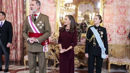 Letizia di Spagna, bordeaux e perle protagoniste nel primo look del 2025