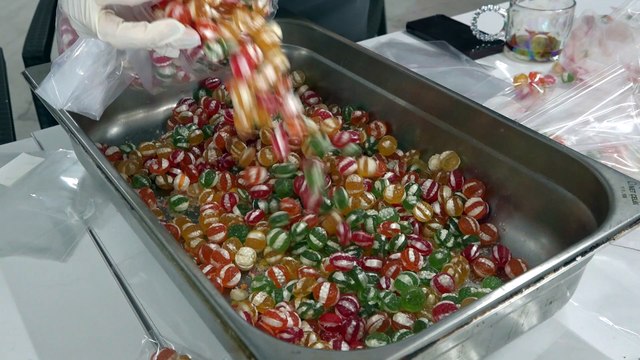 Atakum Belediyesi ekipleri Mevlid Kandili dolayısıyla vatandaşlara kandil simidi ikram etti