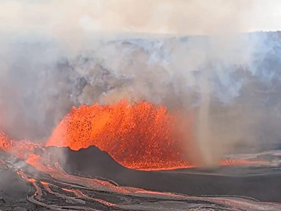 Feuriges naturschauspiel: wirbelnder "volnado" auf hawaii