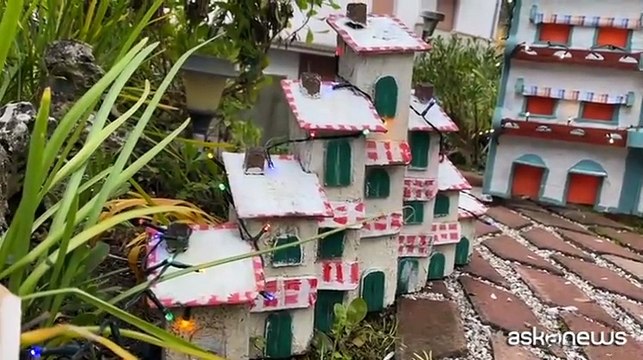 Dai cowboy a Biancaneve, il presepe riciclato che si rinnova ogni Natale