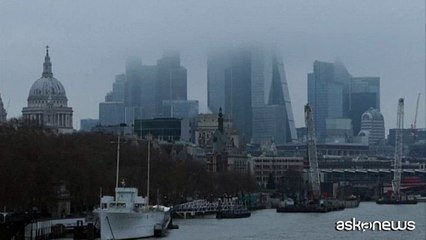 Londra avvolta nella nebbia, disagi per gli spostamenti di Capodanno