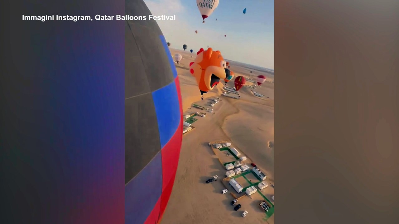 Lo spettacolo delle mongolfiere di ogni forma e colore nel cielo del Qatar