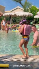 Η κόρη της Αθηνάς Οικονομάκου στην πισίνα