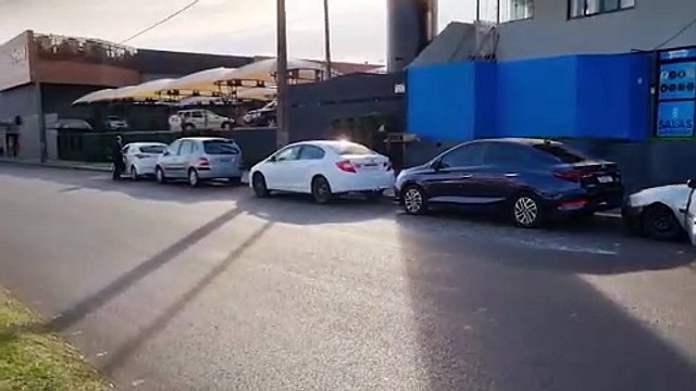 Acidente envolvendo três veículos é registrado na Avenida Assunção, em Cascavel