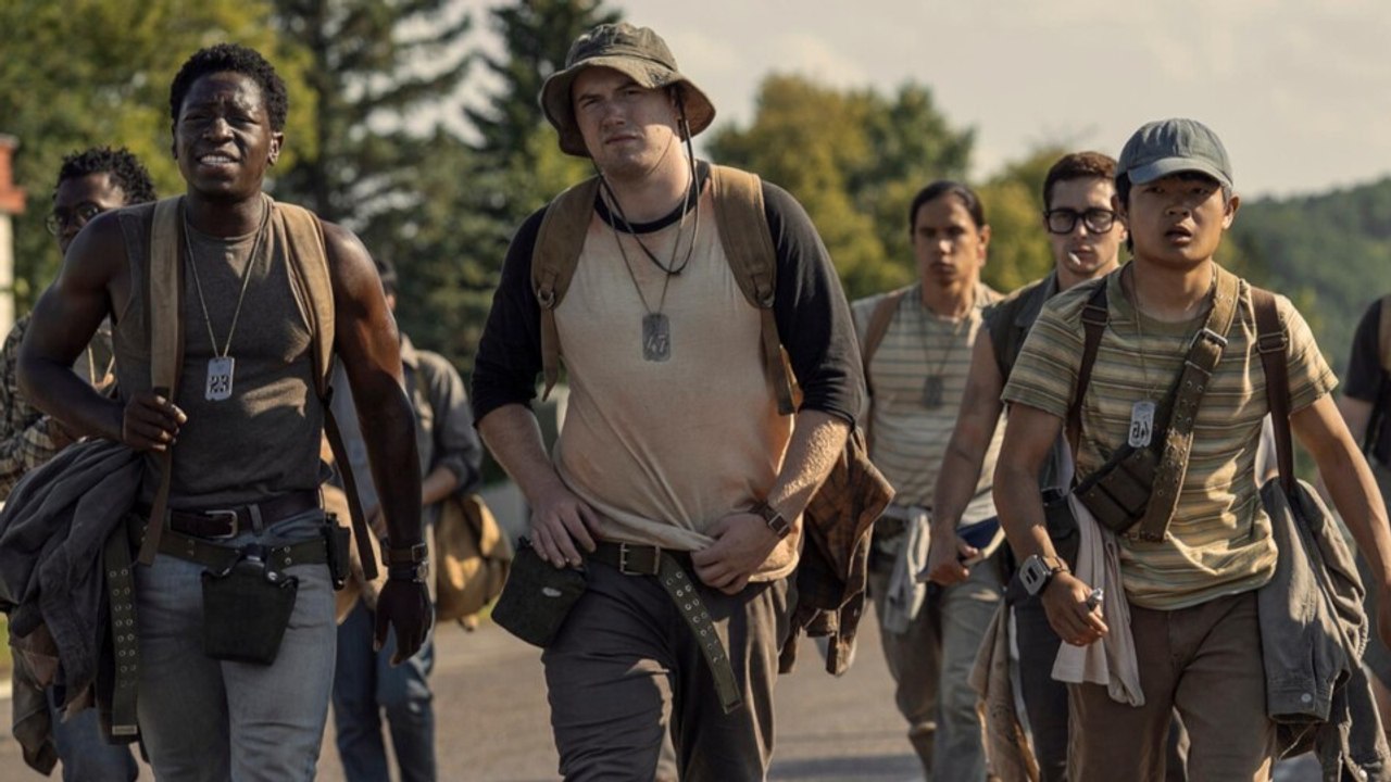 Wer schlendert, stirbt: In der Stephen-King-Verfilmung The Long Walk kann ein Muskelkrampf das Todesurteil sein