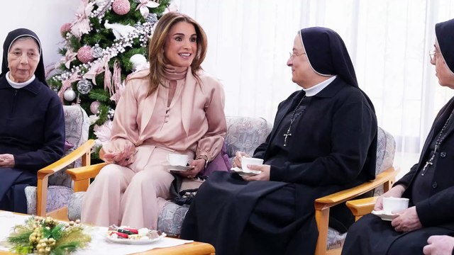 Rania di Giordania riscopre il rosa antico per gli auguri di Natale alle suore